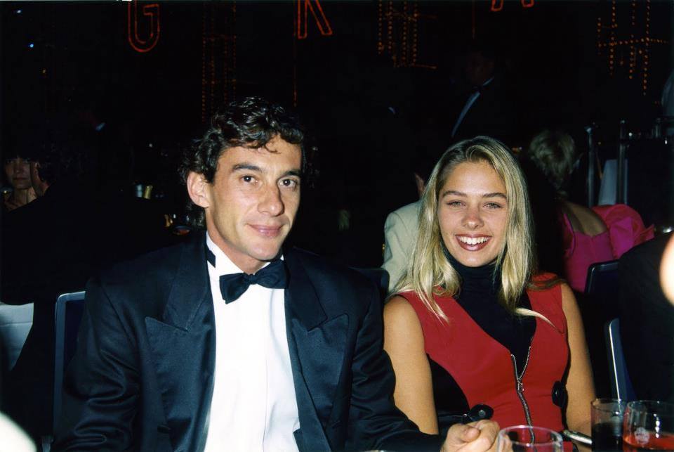 Ayrton Senna e Adriane Galisteu em evento de gala em Mônaco, 1993, piloto brasileiro de smoking ao lado da namorada brasileira sorrindo durante celebração pós-GP de Mônaco