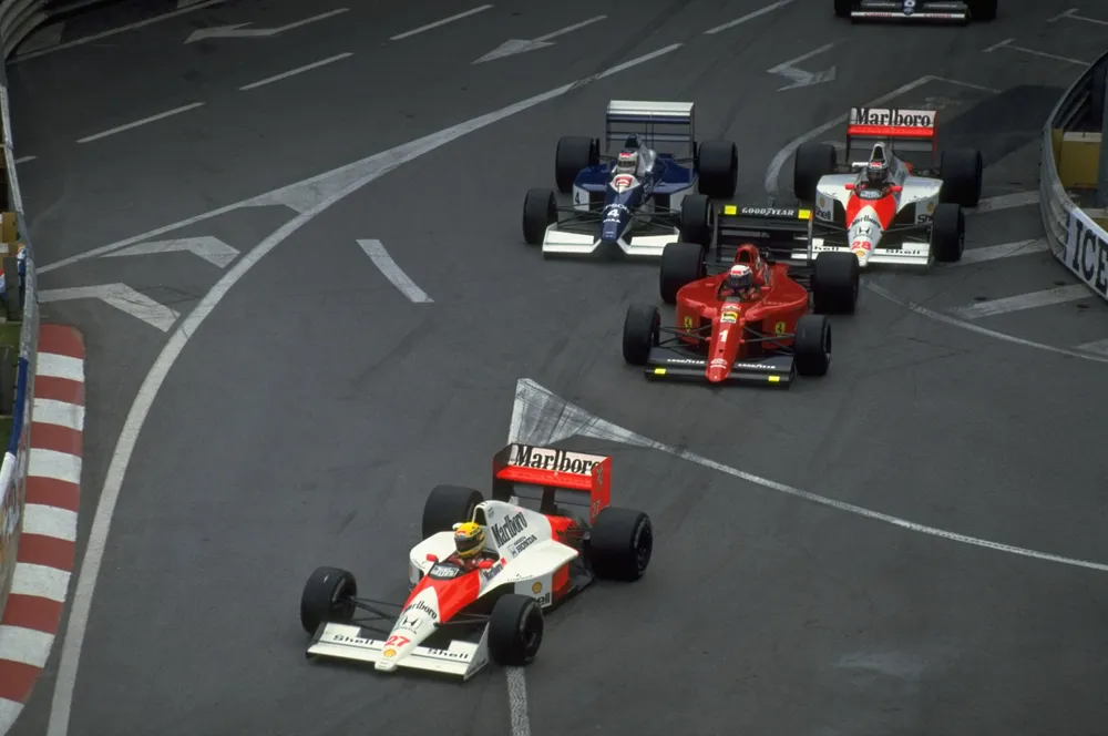 Largada do GP de Mônaco de 1990 com Ayrton Senna à frente, seguido por Alain Prost, Jean Alesi e Gerhard Berger