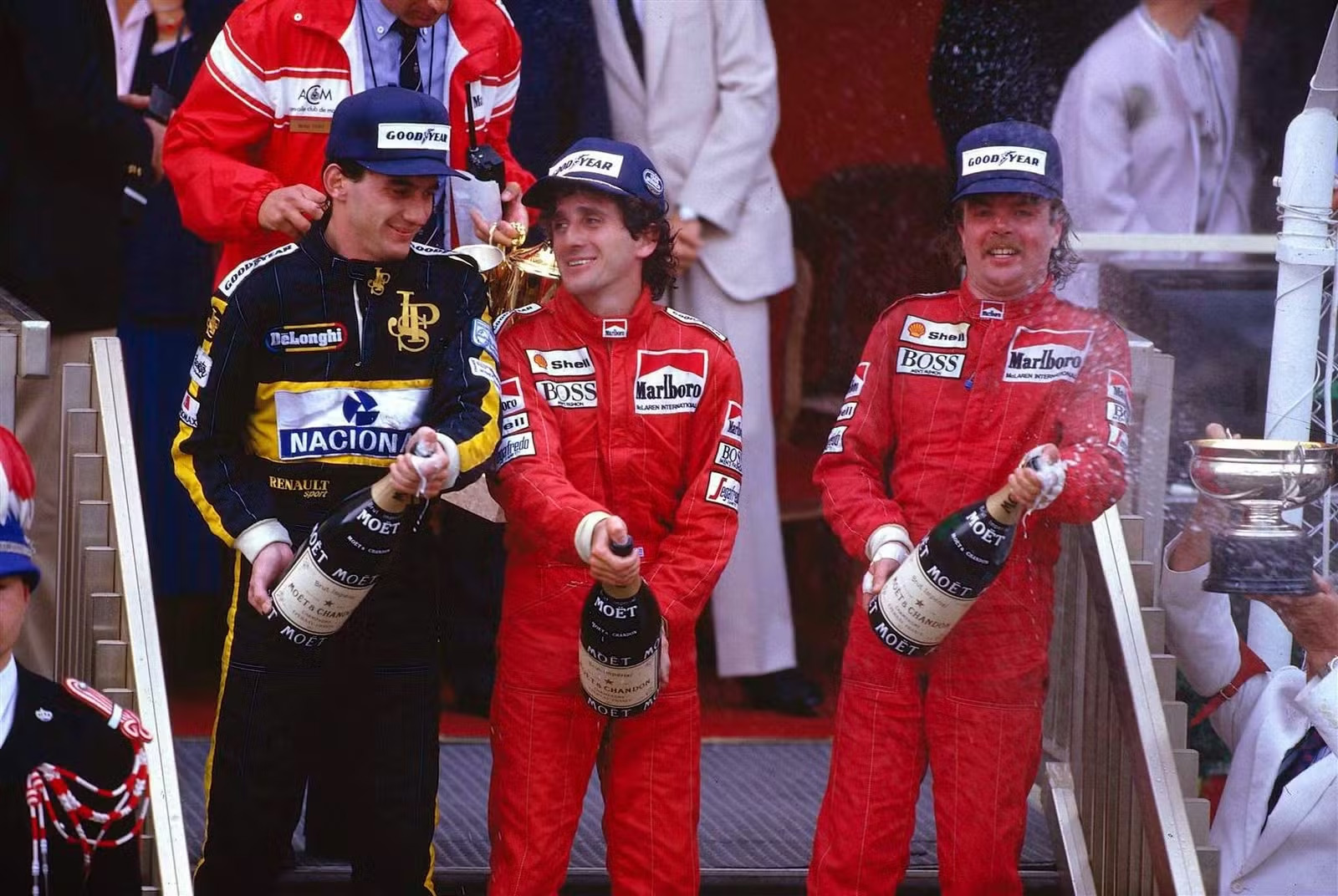 Pódio do GP de Mônaco de 1986 com Alain Prost em primeiro lugar, Ayrton Senna em segundo e Keke Rosberg em terceiro