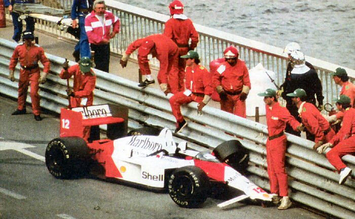 McLaren de Ayrton Senna danificada após a batida no GP de Mônaco de 1988, encerrando sua corrida a 11 voltas do fim