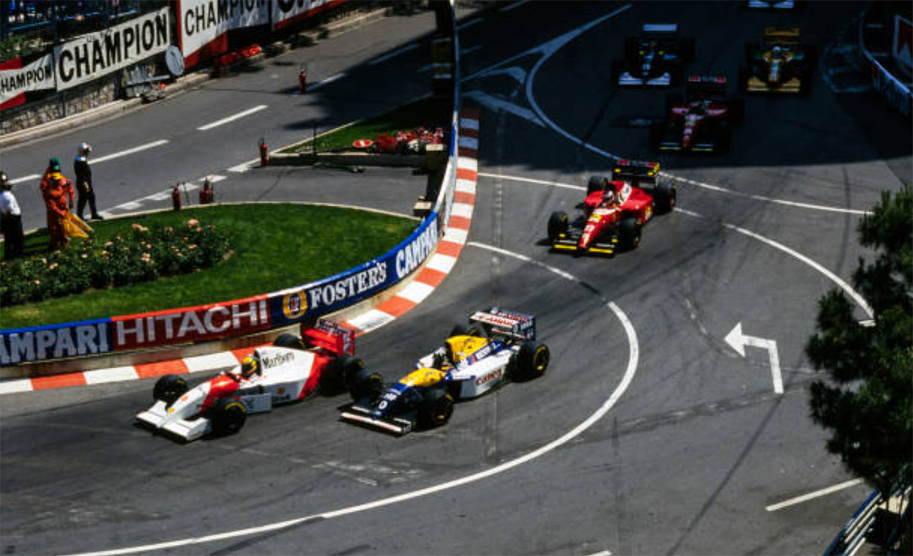 Ayrton Senna com a McLaren à frente de Damon Hill (Williams) e Jean Alesi (Ferrari) na primeira volta do GP de Mônaco de 1993, prova vencida por Senna