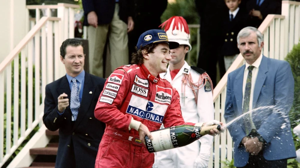 Ayrton Senna celebra a vitória no GP de Mônaco de 1993 durante a cerimônia do pódio