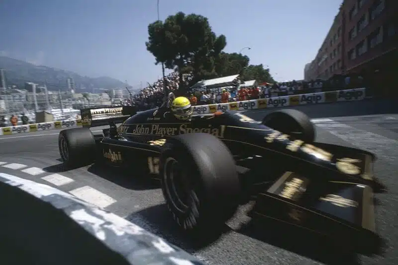 Ayrton Senna com a Lotus 98T preta da John Player Special durante o GP de Mônaco de 1986