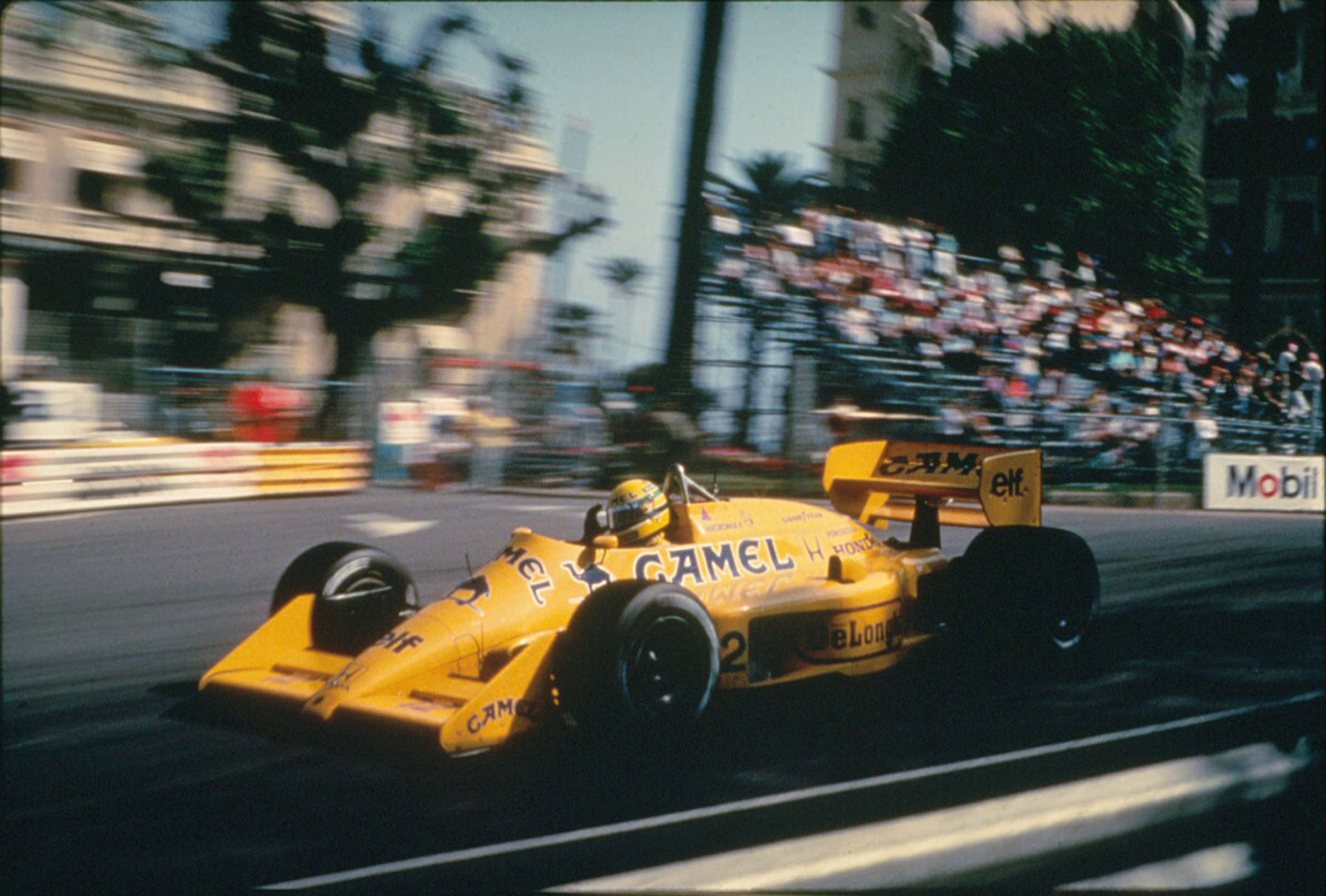 Ayrton Senna acelera com a Lotus durante o GP de Mônaco de 1987, onde conquistou sua primeira vitória na tradicional corrida de rua