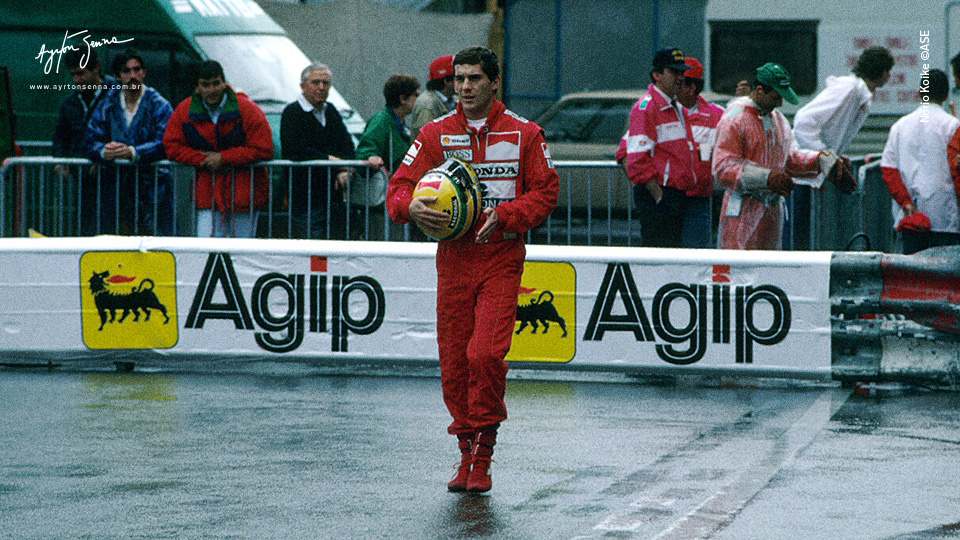 Ayrton Senna retorna a pé pelo circuito após a batida no GP de Mônaco de 1988, episódio marcante de sua carreira