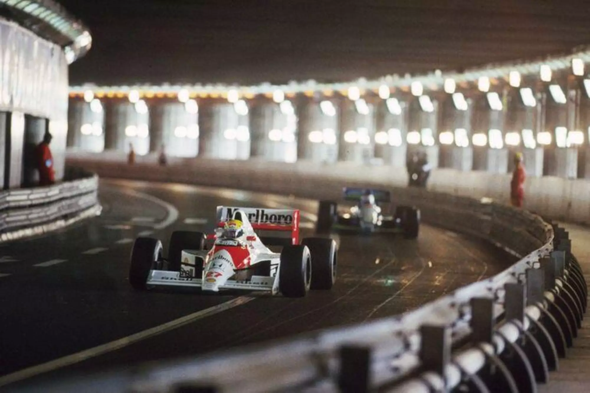 Ayrton Senna atravessa o túnel de Monte Carlo durante o GP de Mônaco de 1990, caminho para mais uma vitória