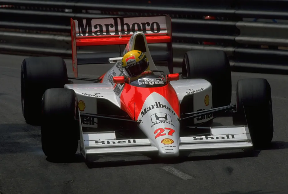 Ayrton Senna com a McLaren no GP de Mônaco de 1990, corrida vencida pelo brasileiro nas ruas de Monte Carlo
