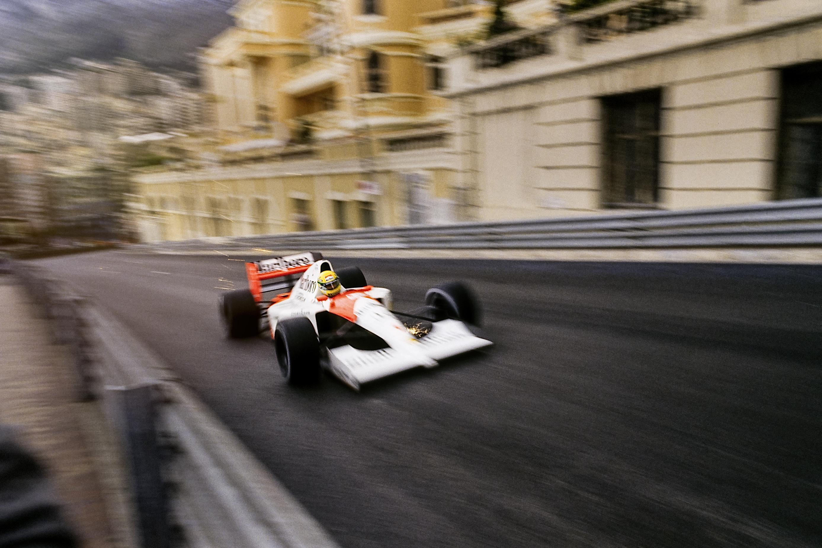 Ayrton Senna acelera e lidera o GP de Mônaco de 1991 com a McLaren pelas ruas de Monte Carlo
