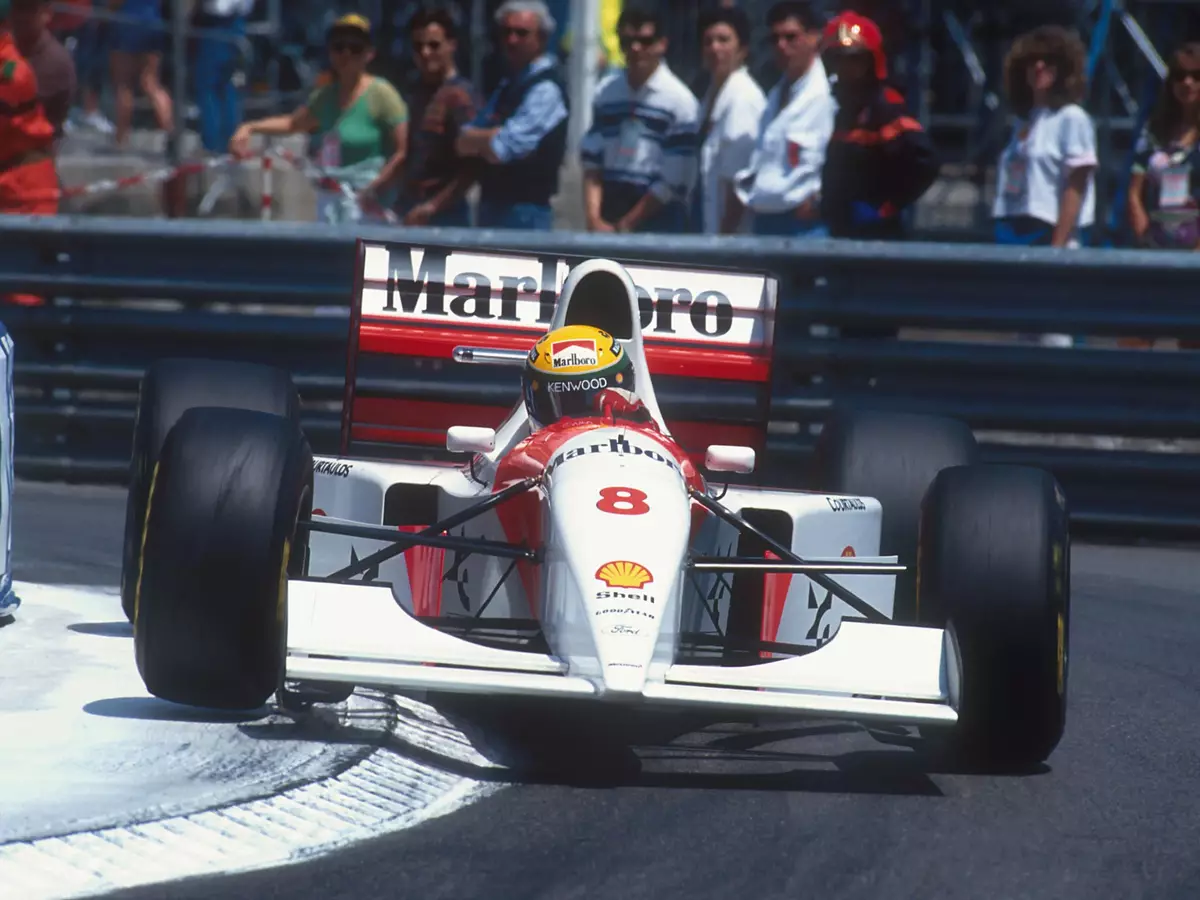 Ayrton Senna utiliza agressivamente a zebra do circuito de Monte Carlo durante o GP de Mônaco de 1993, explorando cada centímetro do traçado para manter velocidade e precisão máxima