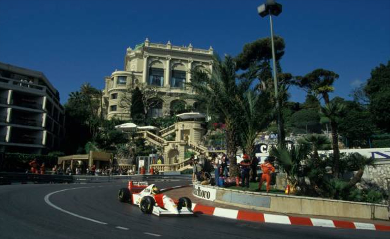 Ayrton Senna liderando o GP de Mônaco de 1993, a caminho de sua sexta vitória no circuito de Monte Carlo