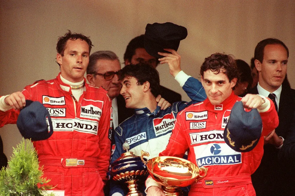 Ayrton Senna vence o GP de Mônaco de 1990 no pódio ao lado de Jean Alesi, segundo com a Tyrrell, e Gerhard Berger em terceiro