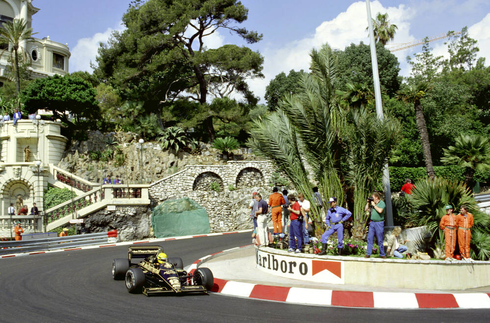 Ayrton Senna pilotando a Lotus preta John Player Special no GP de Mônaco de 1985