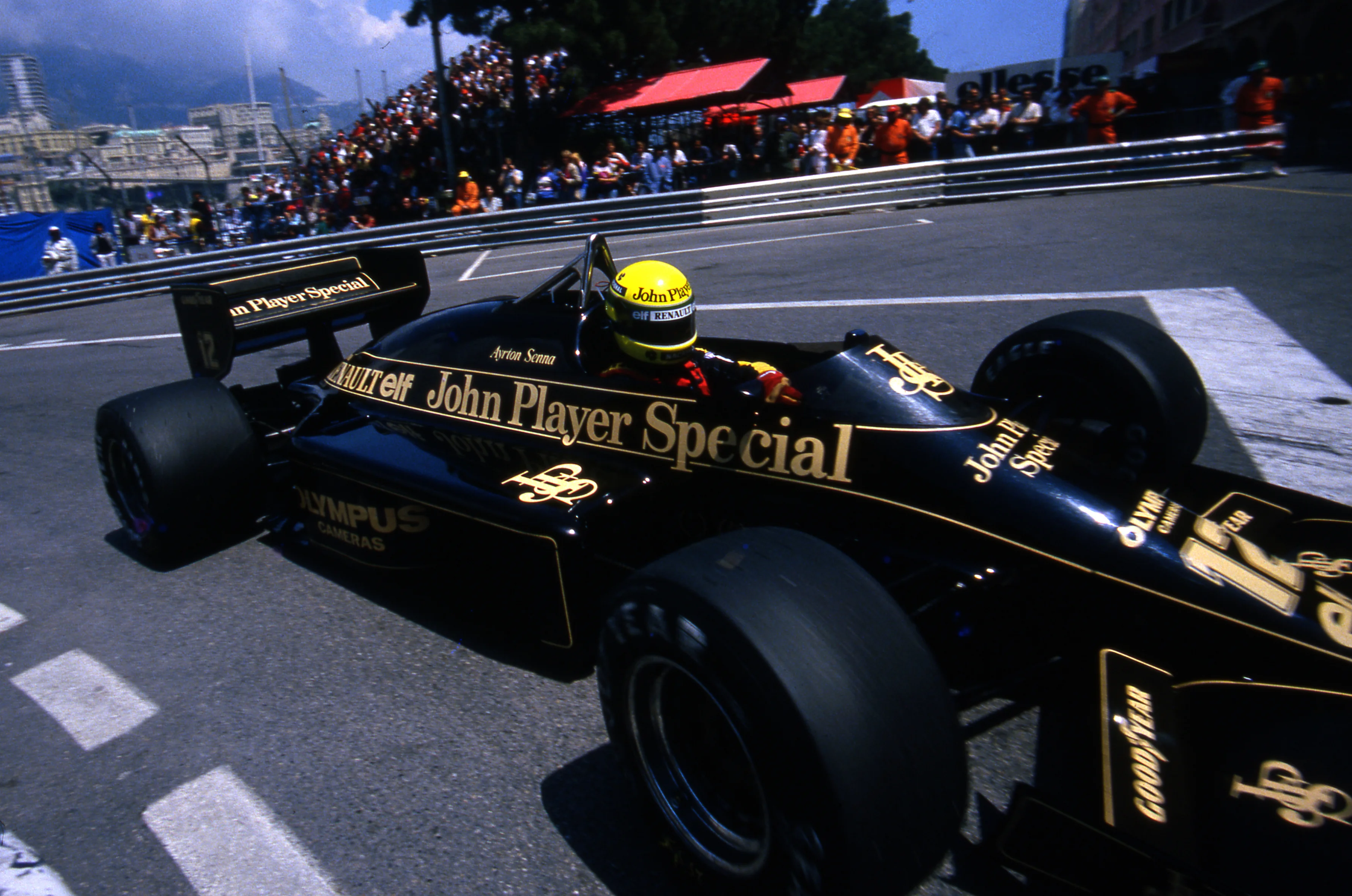 Ayrton Senna pilotando a Lotus preta John Player Special no GP de Mônaco de 1985