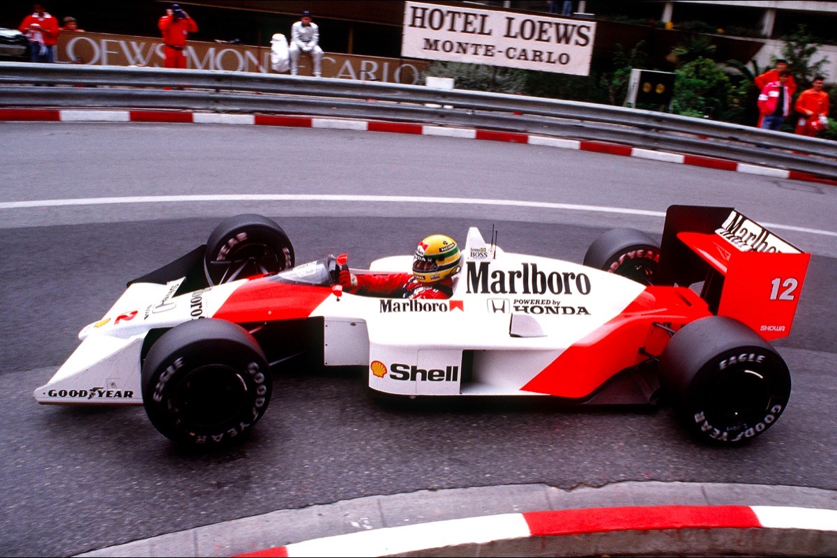 Ayrton Senna com a McLaren MP4/4 no GP de Mônaco de 1988 contornando a curva Loews (hairpin) em Monte Carlo