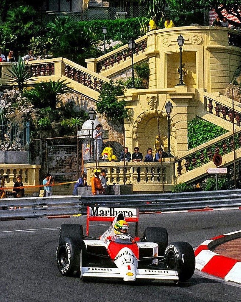Ayrton Senna conduz a McLaren MP4/5 pelas ruas de Monte Carlo no GP de Mônaco de 1989, onde conquistou a vitória