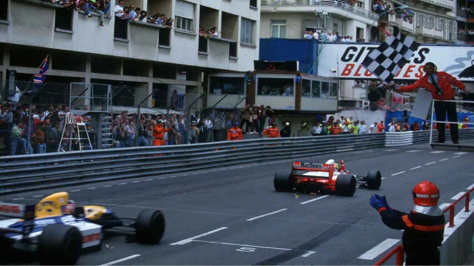 Ayrton Senna recebe a bandeirada final no GP de Mônaco de 1992 com Nigel Mansell logo atrás após intensa pressão