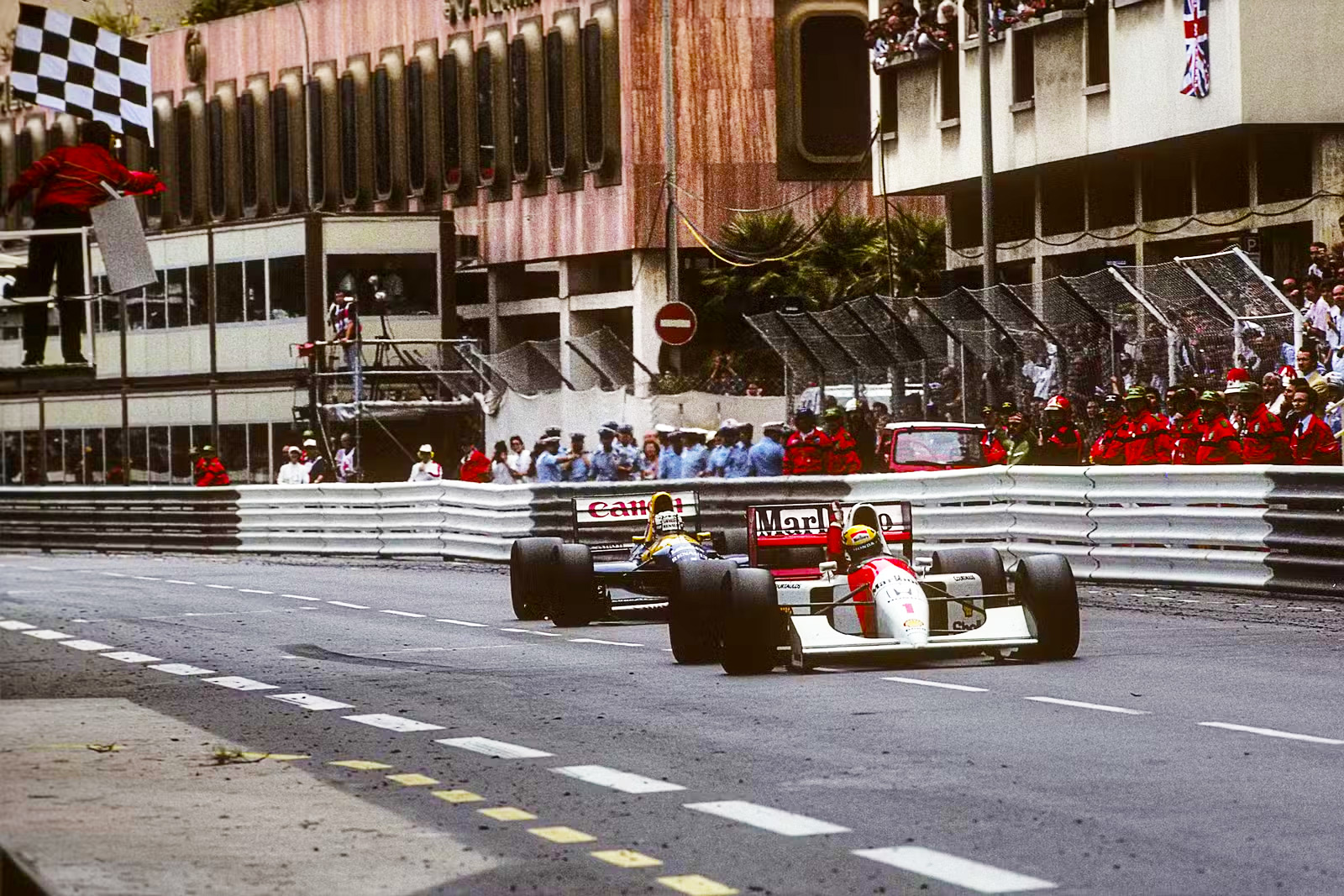 Ayrton Senna recebe a bandeirada final no GP de Mônaco de 1992 com Nigel Mansell logo atrás após intensa pressão