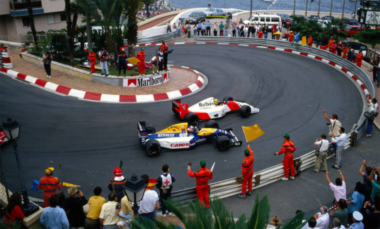 Ayrton Senna segura Nigel Mansell no GP de Mônaco de 1992 durante a batalha final que garantiu mais uma vitória para o brasileiro