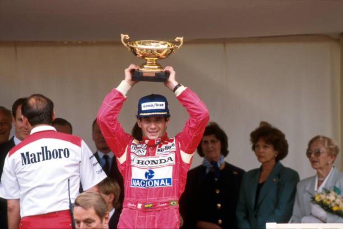 Ayrton Senna no pódio do GP de Mônaco de 1992 celebrando mais uma vitória no Principado