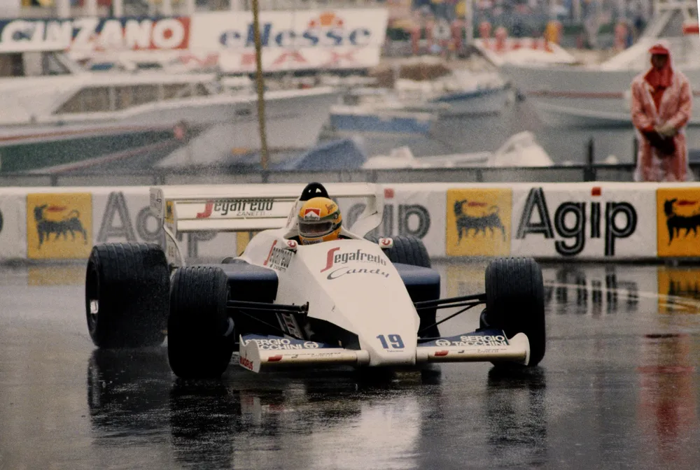 Ayrton Senna voando baixo na chuva com a Toleman durante o GP de Mônaco de 1984, em uma das maiores atuações da história da Fórmula 1
