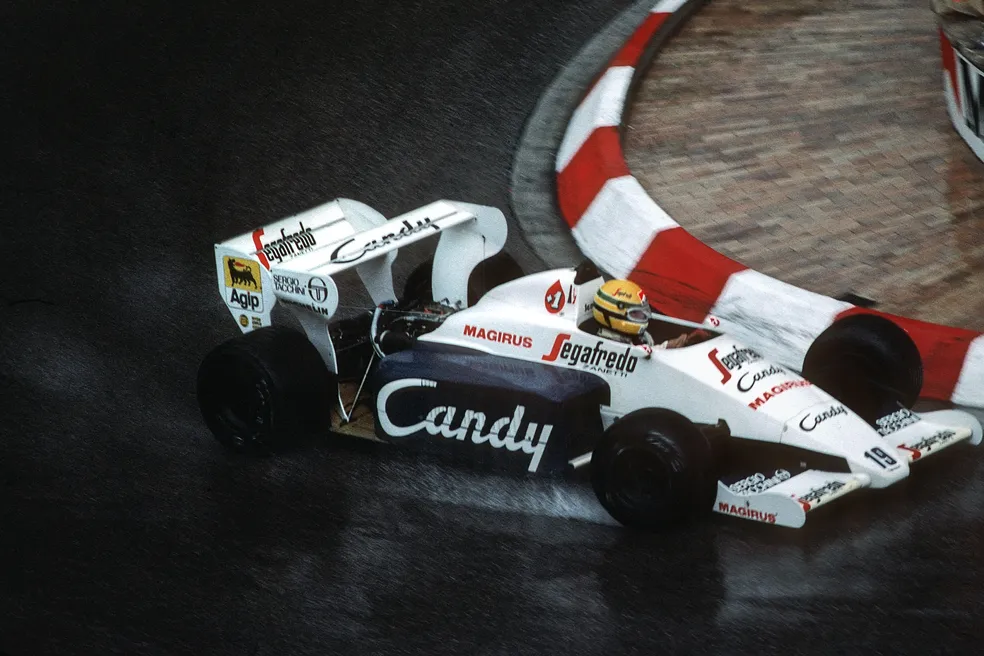 Ayrton Senna pilotando a Toleman na chuva durante o GP de Mônaco de 1984, em uma das maiores performances da história da Fórmula 1