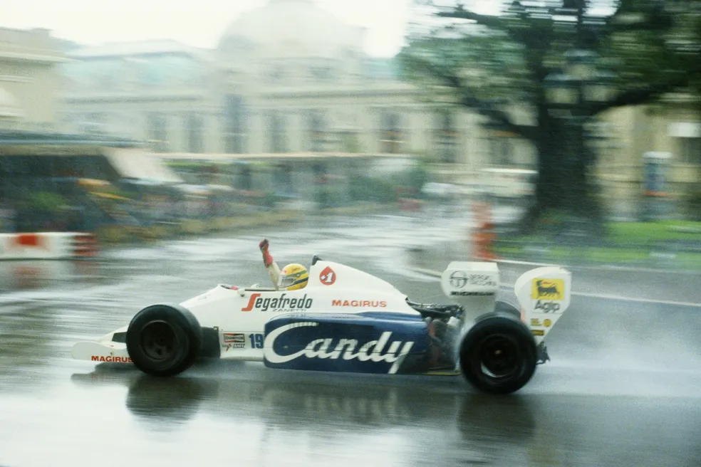 Ayrton Senna comemorando o histórico segundo lugar no GP de Mônaco de 1984, corrida que marcou o nascimento do Rei de Mônaco