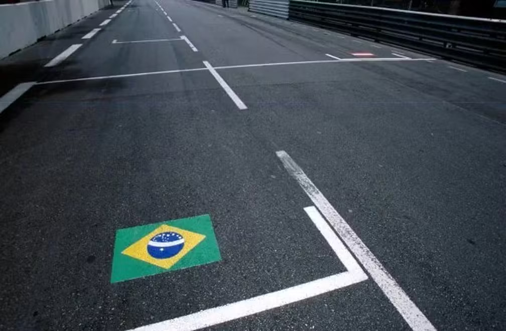 Primeira fila do grid vazia no GP de Mônaco de 1994, com as bandeiras do Brasil e da Áustria em homenagem a Ayrton Senna e Roland Ratzenberger