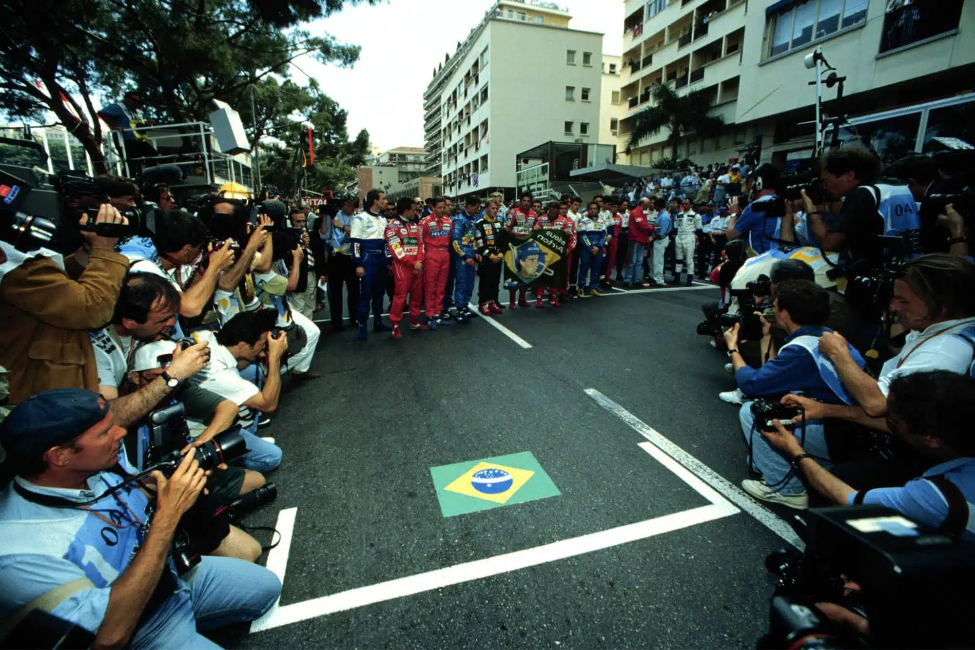 Pilotos reunidos no grid do GP de Mônaco de 1994 em homenagem a Ayrton Senna e Roland Ratzenberger, vítimas do GP de Ímola de 1994