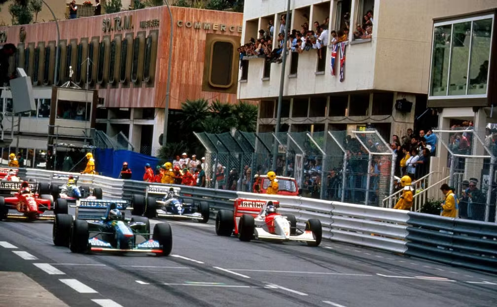 Largada do GP de Mônaco de 1994 com a primeira fila do grid vazia em homenagem a Ayrton Senna e Roland Ratzenberger